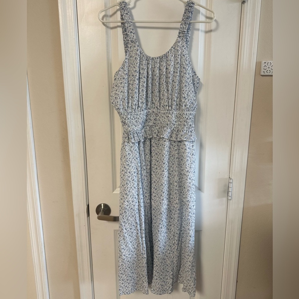 ARULA Blue and White Floral Dress. Perfect for Spring/Summer!!